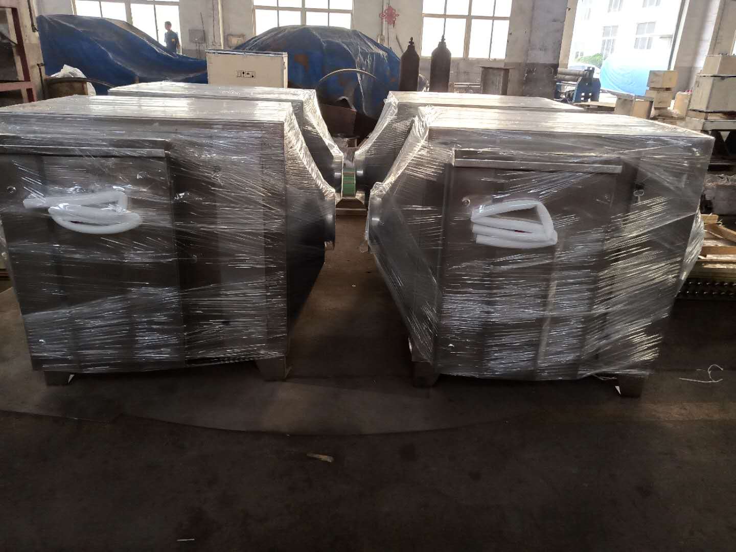 天津客戶定制九臺(tái)不銹鋼UV光解活性炭一體機(jī)發(fā)貨