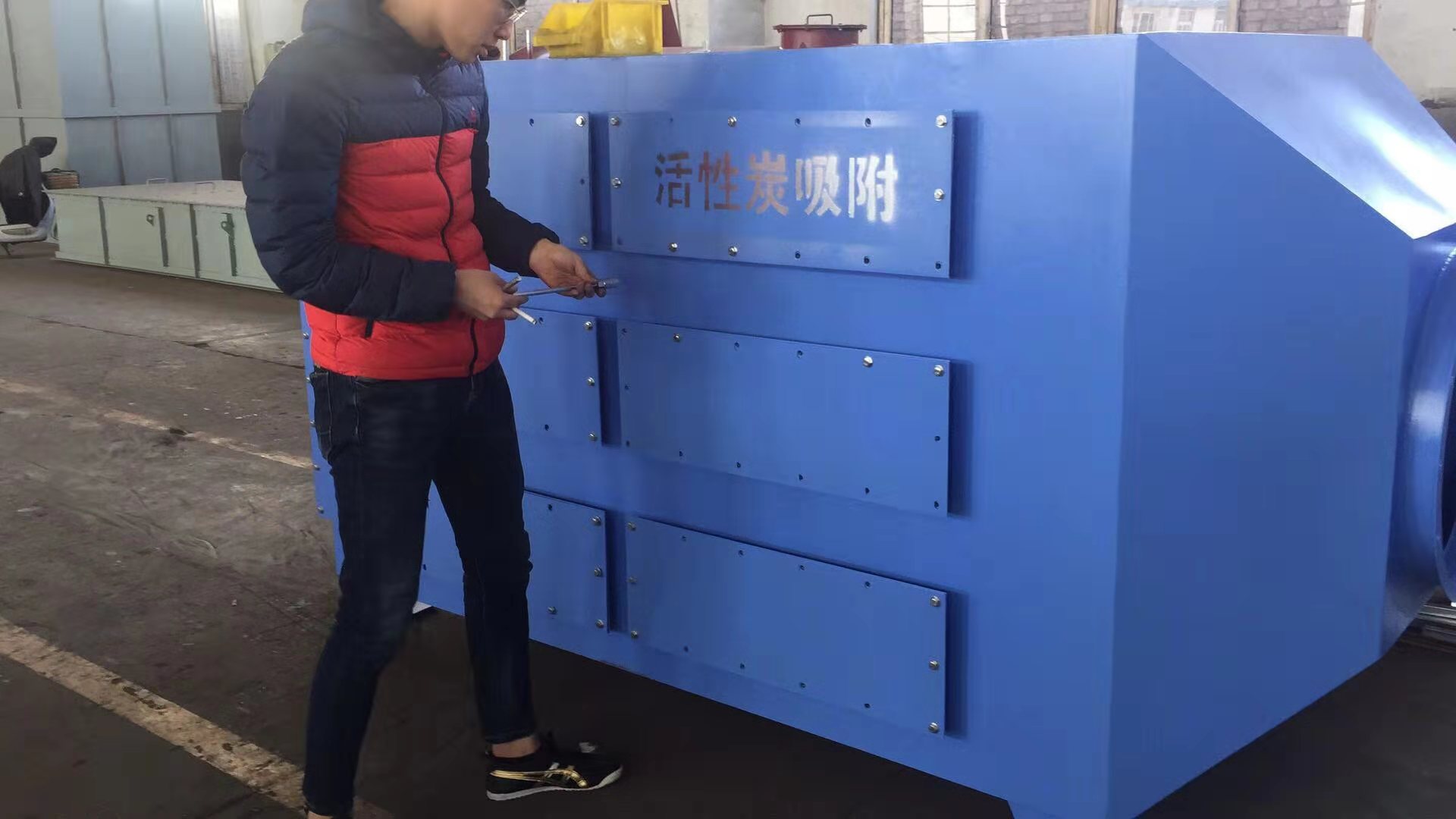 荊州市運動用品公司去除車間味道采用兩臺15000風(fēng)量活性炭吸附設(shè)備